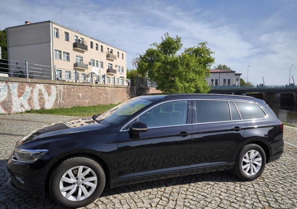 Volkswagen Passat cena 73900 przebieg: 221000, rok produkcji 2020 z Gubin małe 596